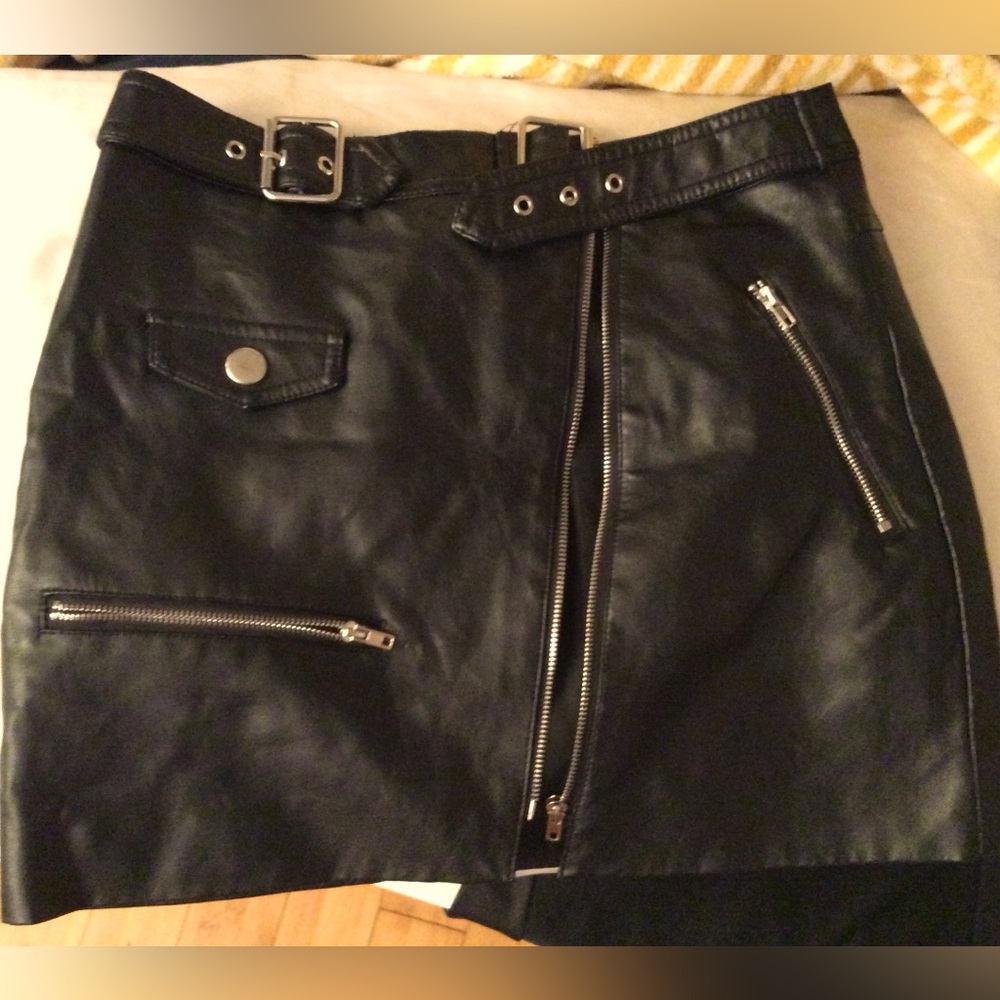 Forever 21 flower leather rock style zipper-up skirt size S